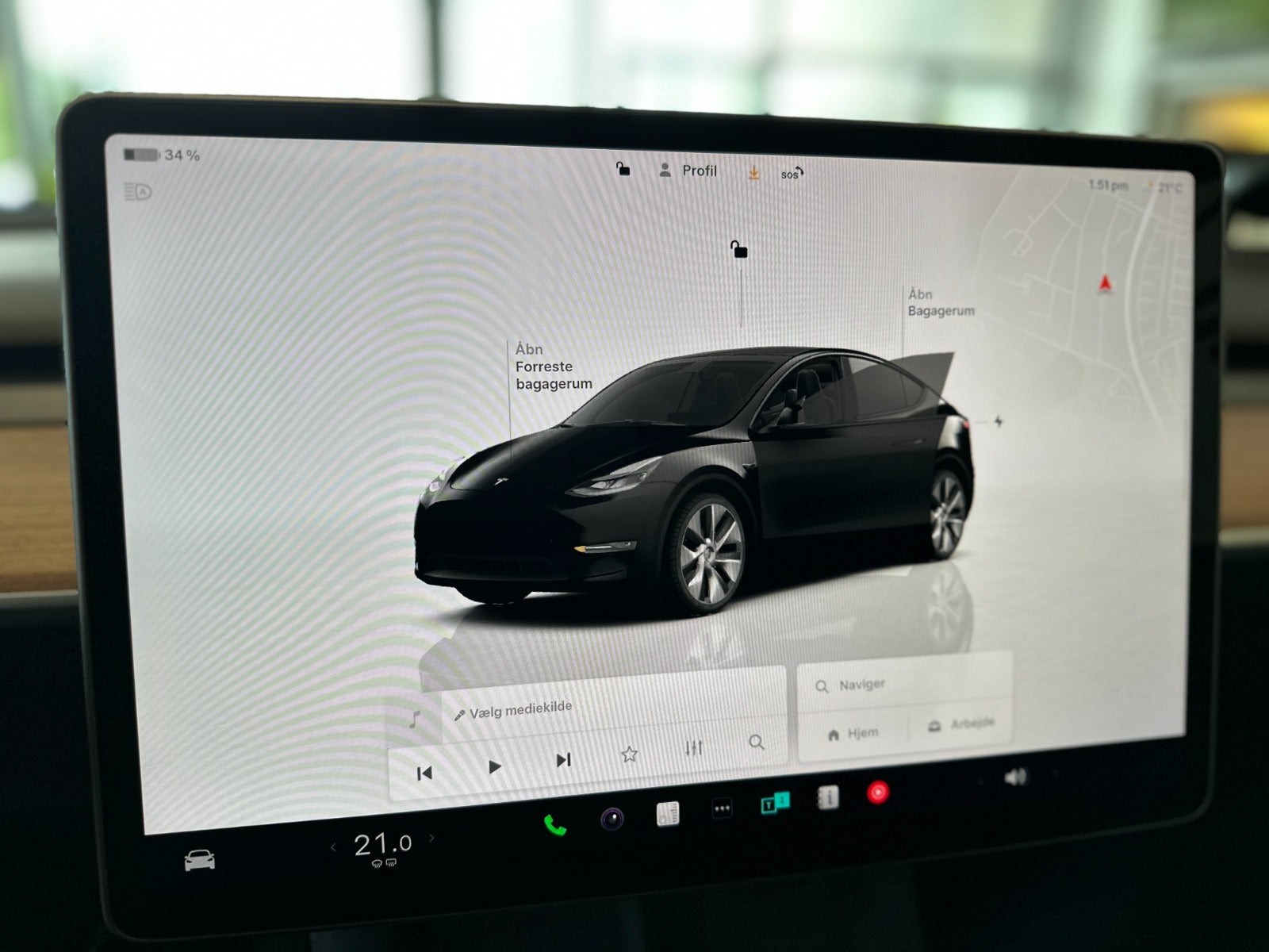 Sort Tesla Model Y fra 2024