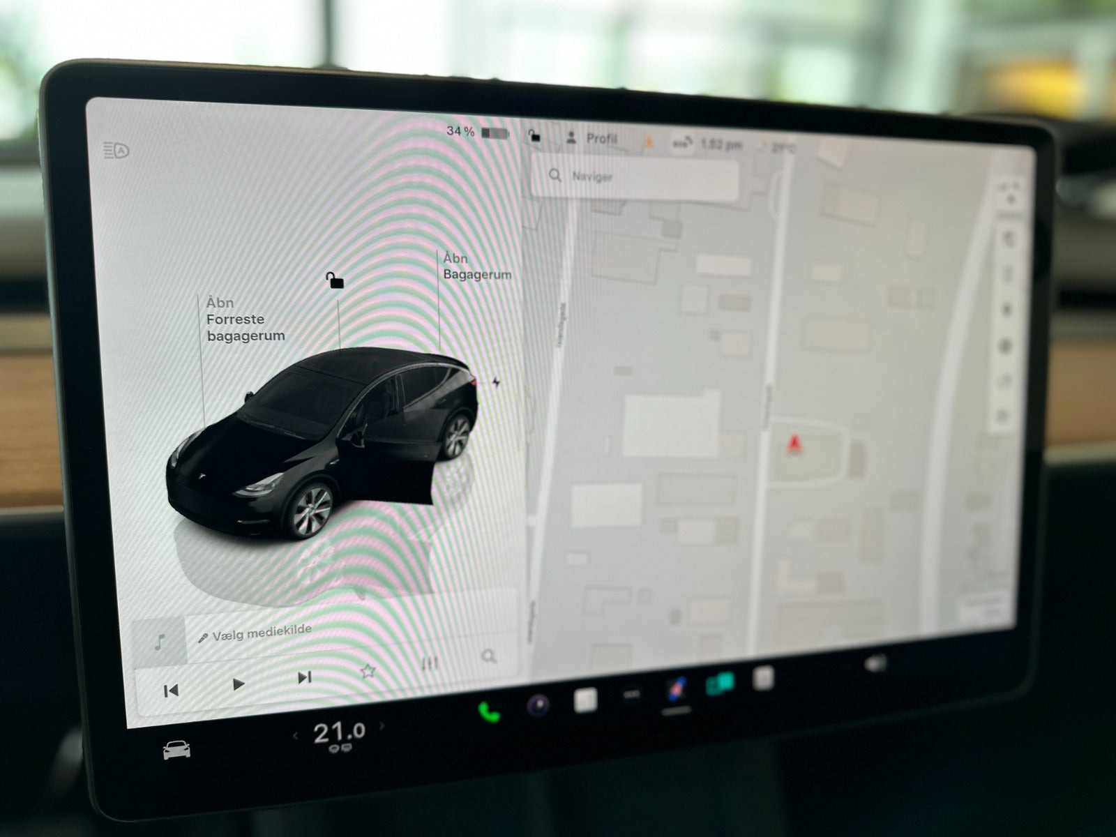 Sort Tesla Model Y fra 2024