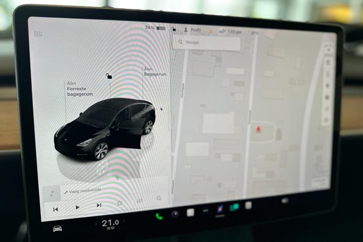 Sort Tesla Model Y fra 2024