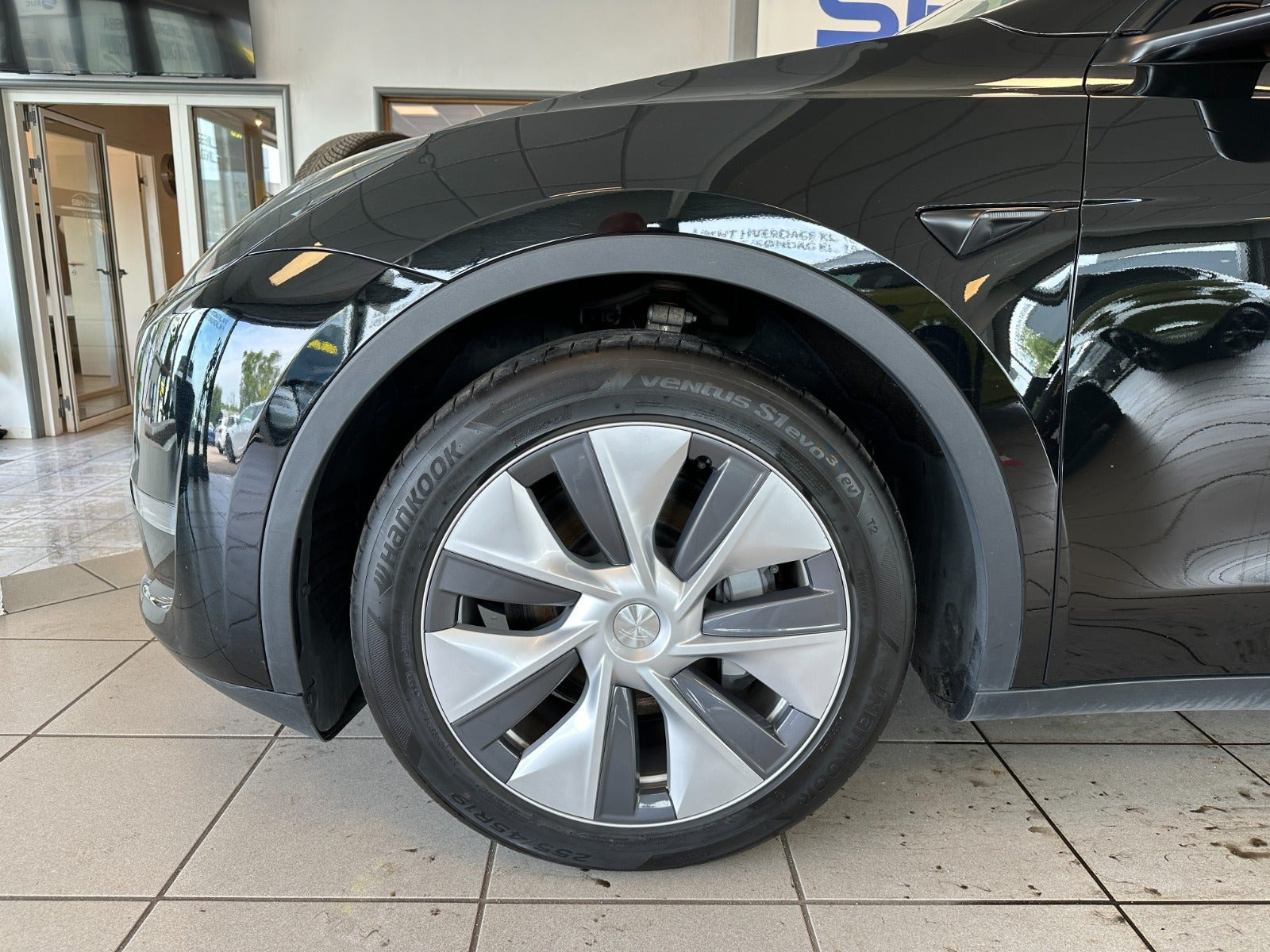 Sort Tesla Model Y fra 2024