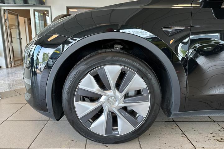 Sort Tesla Model Y fra 2024