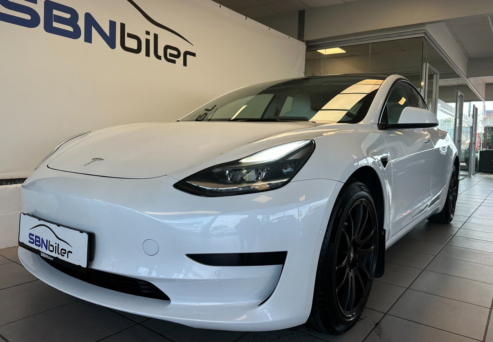 Hvid Tesla Model 3 fra 2021