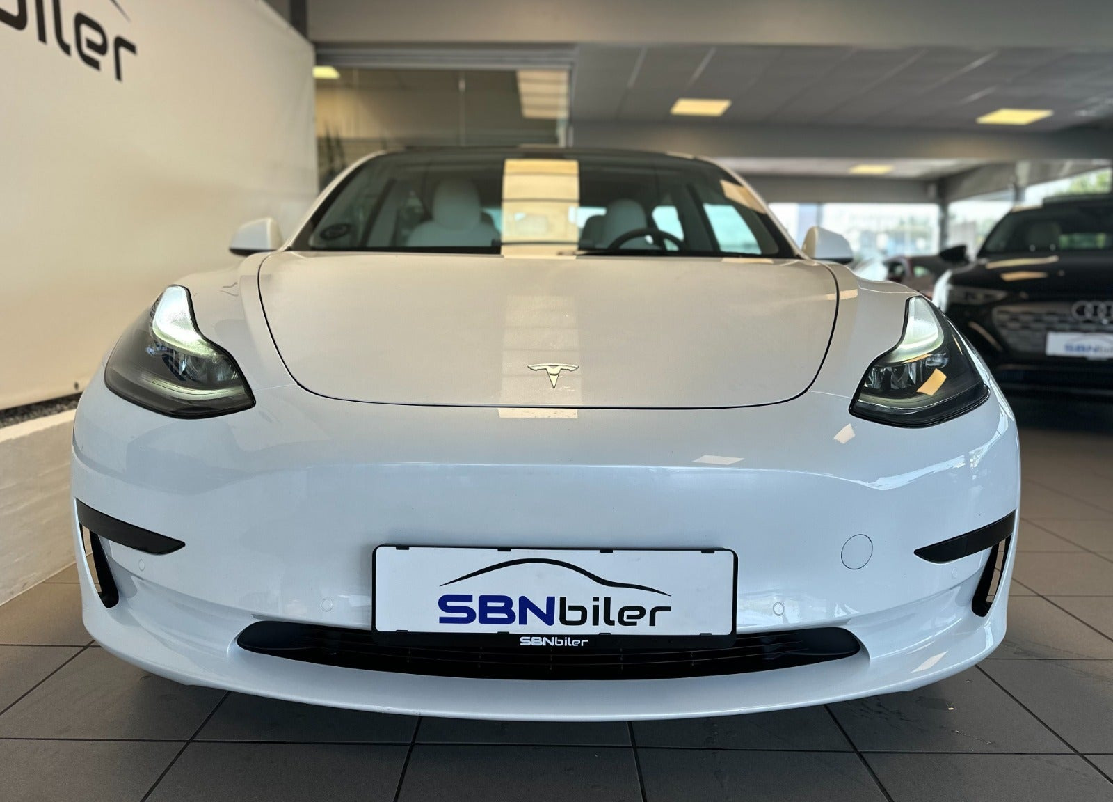 Hvid Tesla Model 3 fra 2021