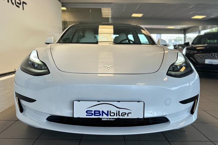 Hvid Tesla Model 3 fra 2021