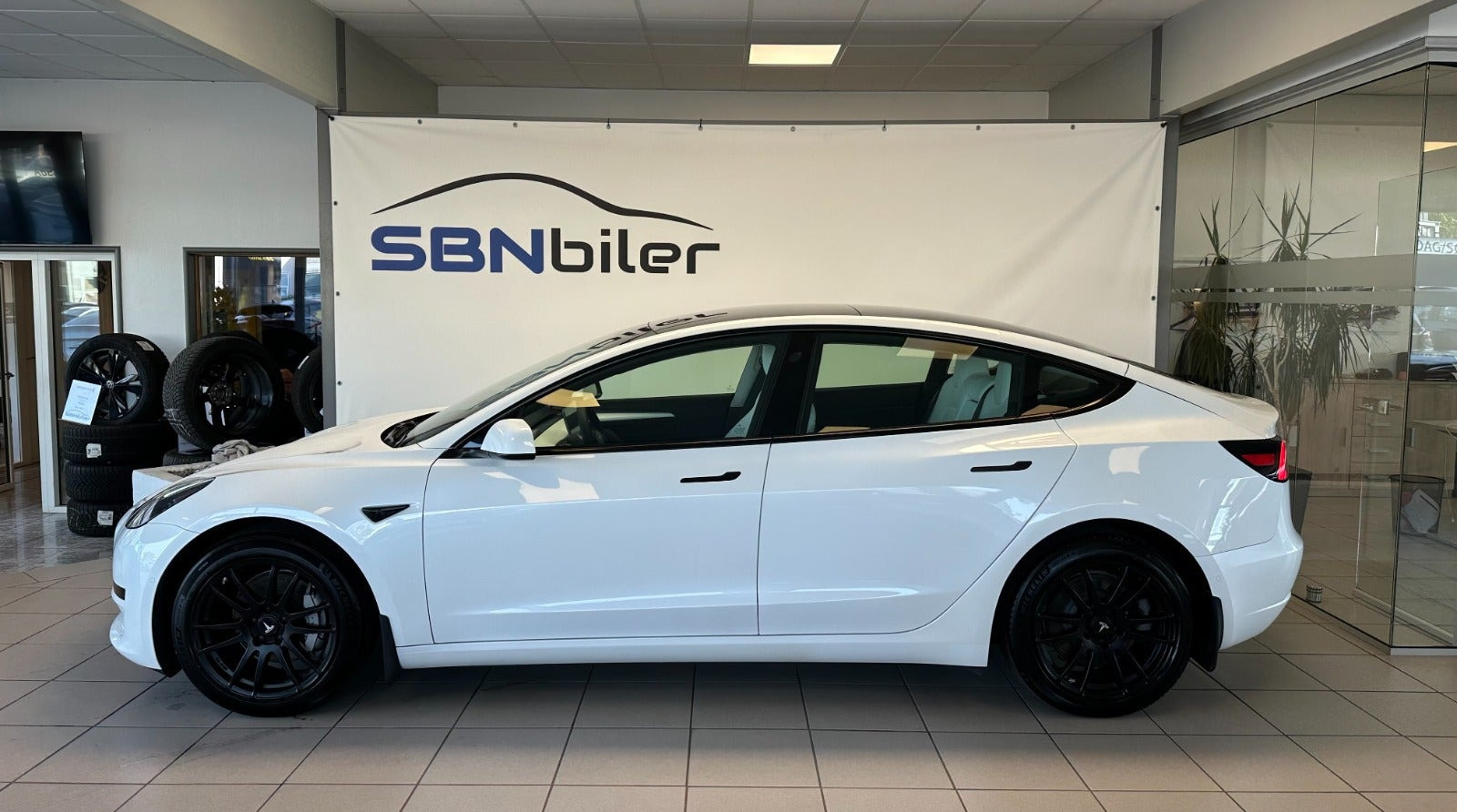 Hvid Tesla Model 3 fra 2021