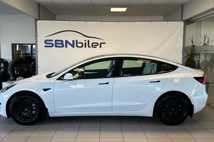 Hvid Tesla Model 3 fra 2021