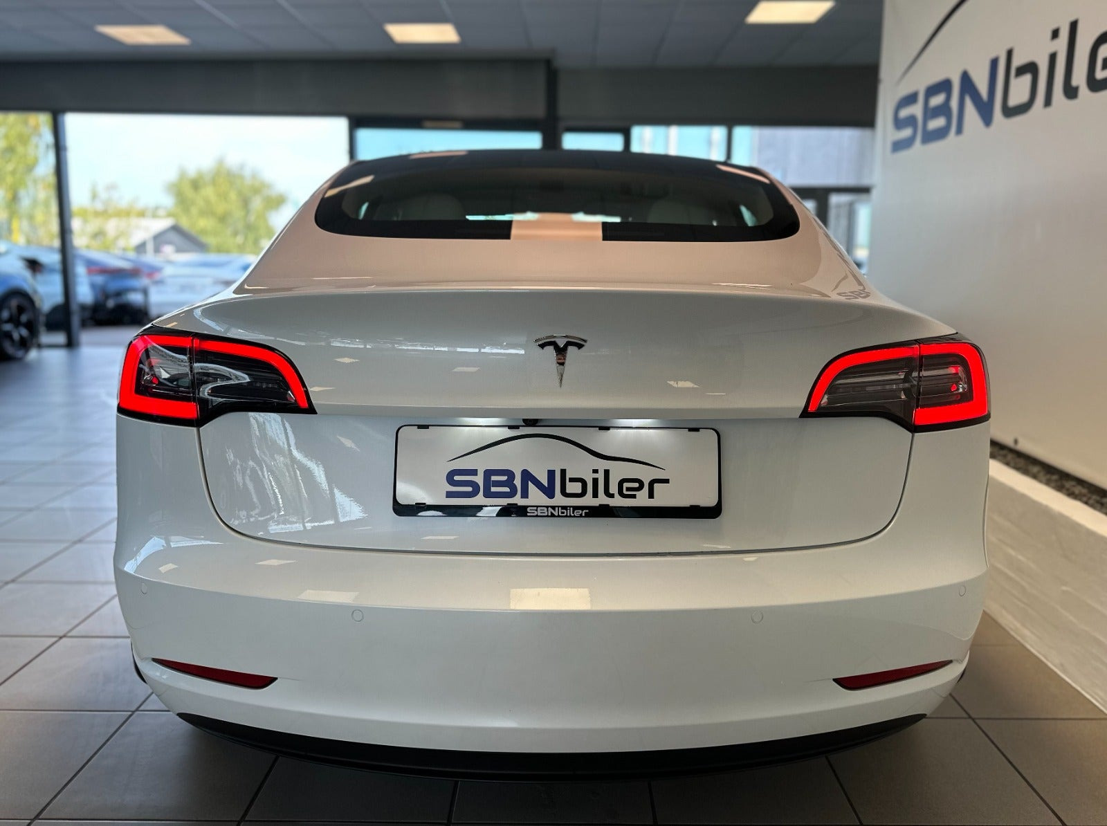 Hvid Tesla Model 3 fra 2021