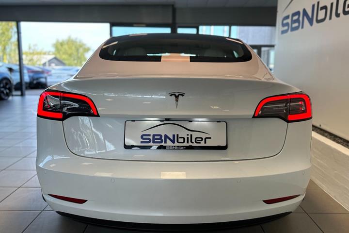 Hvid Tesla Model 3 fra 2021