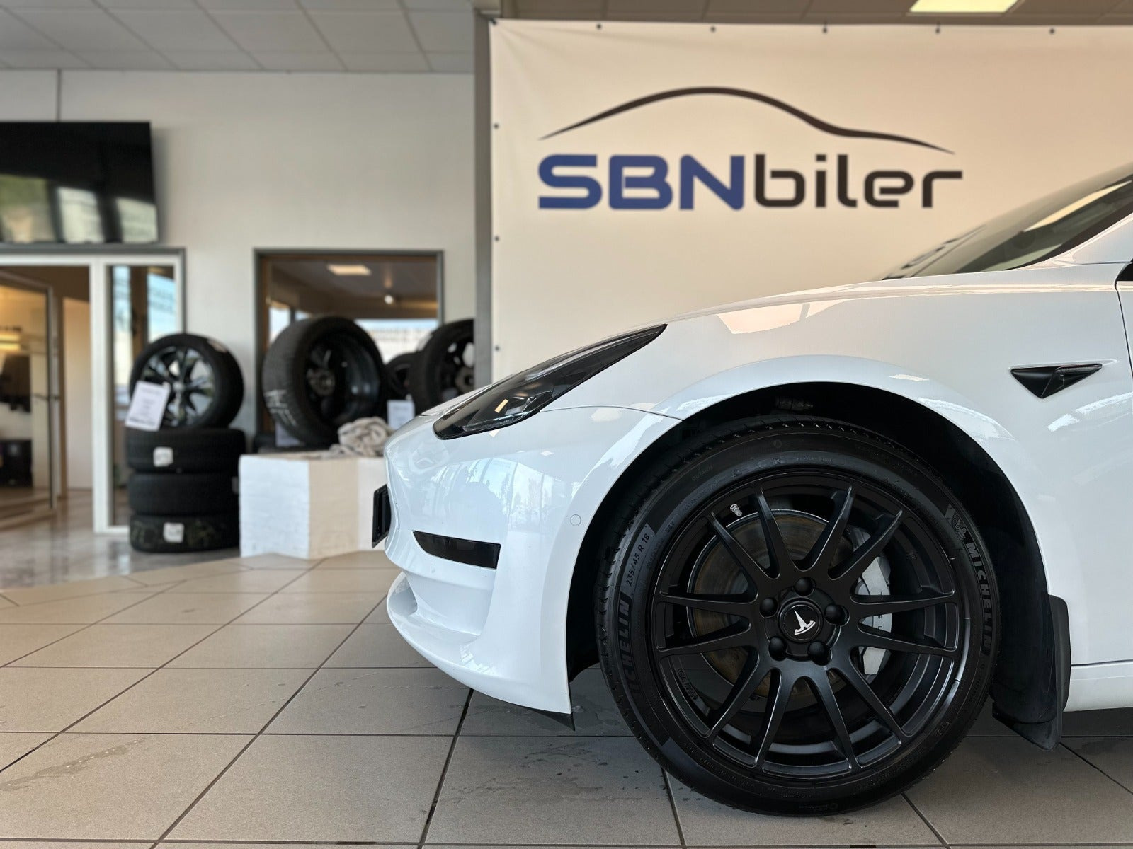 Hvid Tesla Model 3 fra 2021