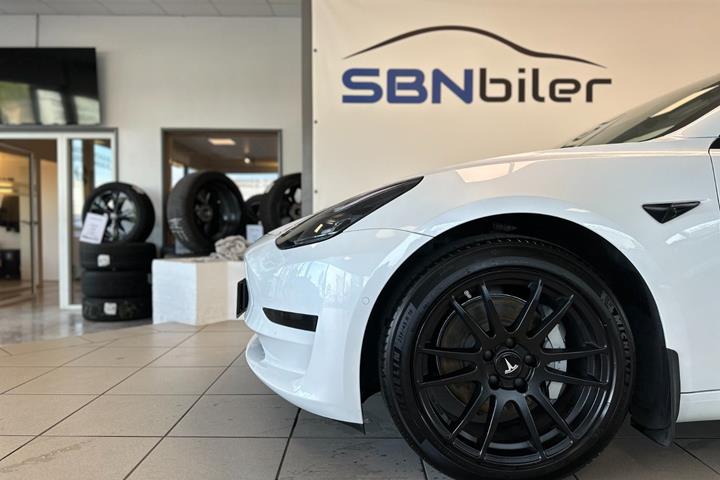 Hvid Tesla Model 3 fra 2021