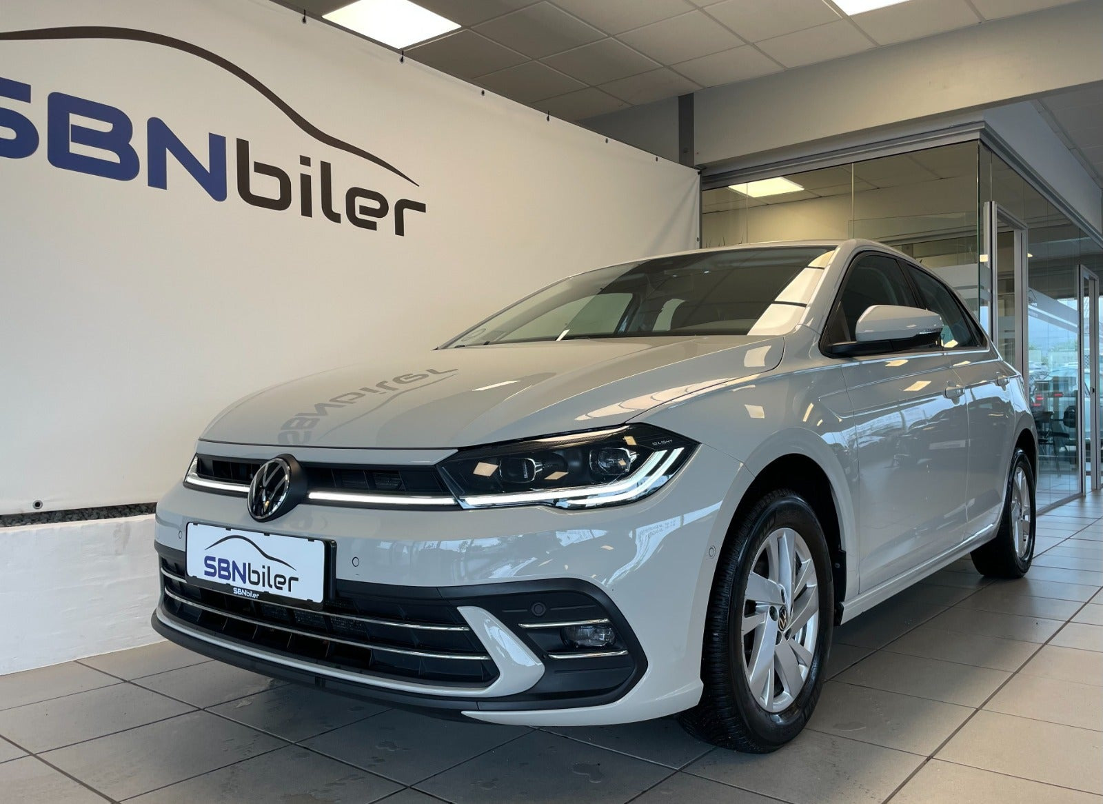 Beige VW Polo fra 2023