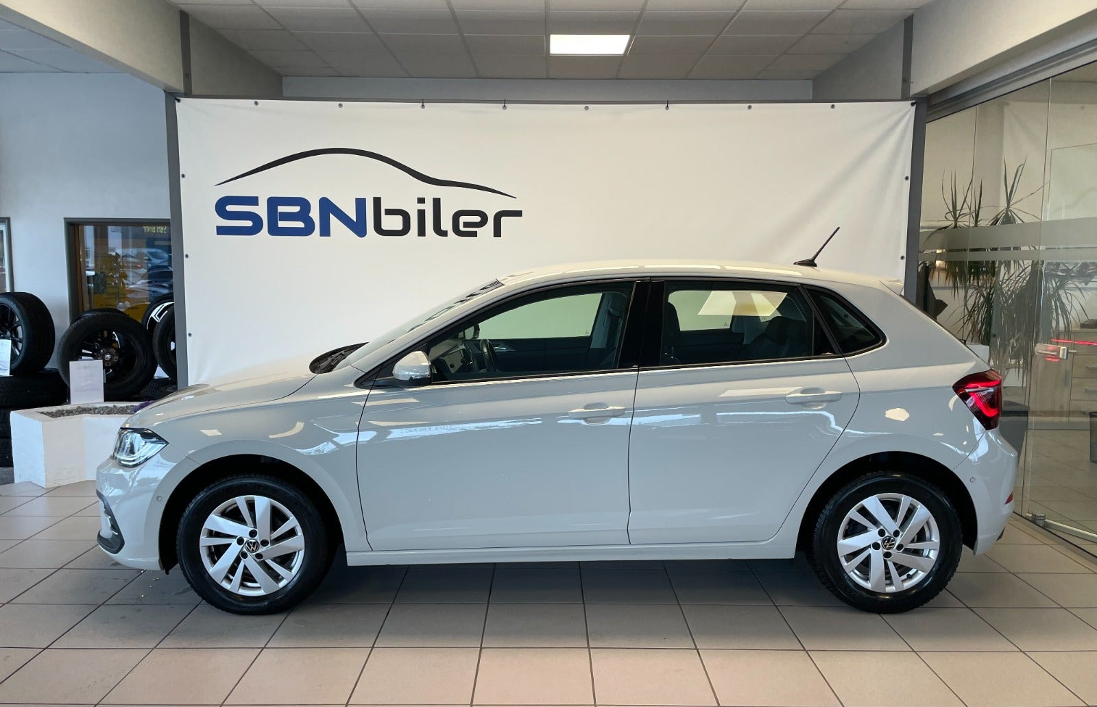 Beige VW Polo fra 2023