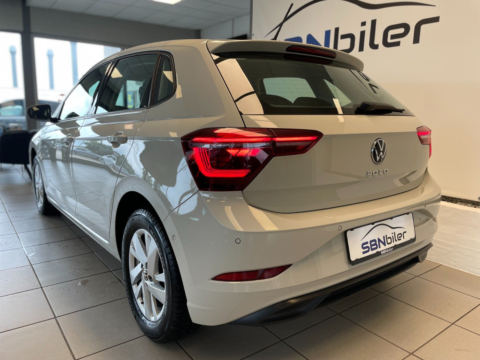 Beige VW Polo fra 2023
