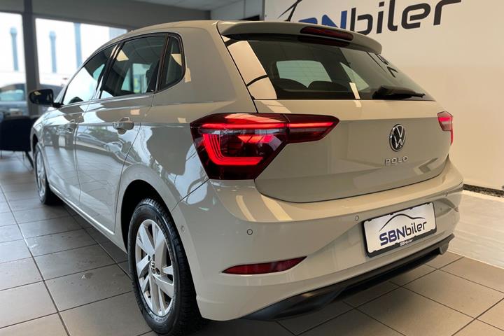 Beige VW Polo fra 2023
