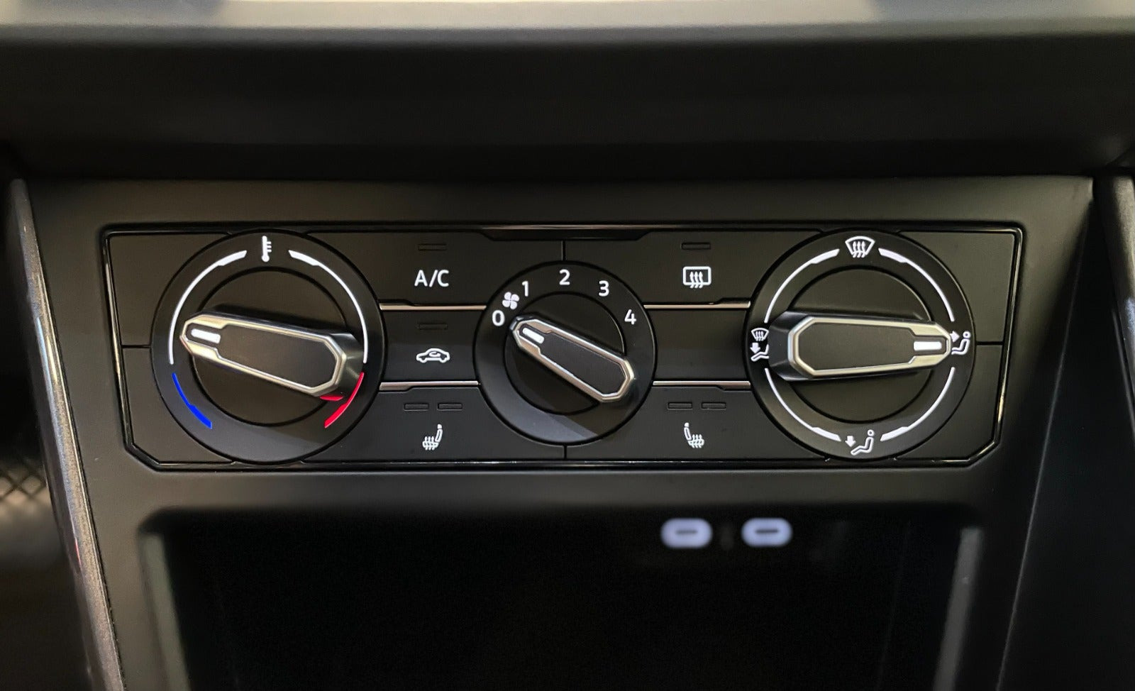 Beige VW Polo fra 2023