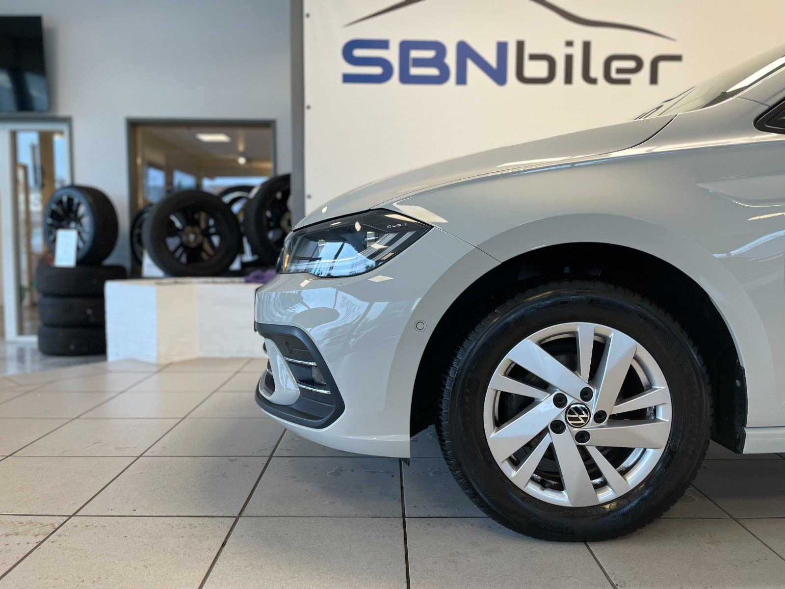 Beige VW Polo fra 2023