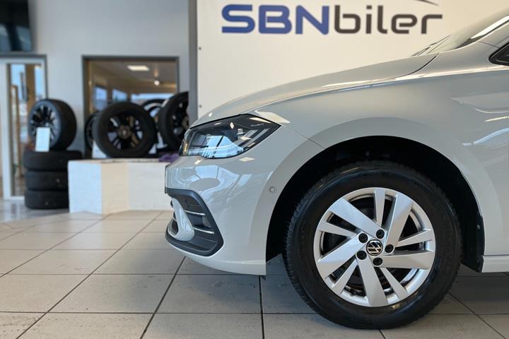 Beige VW Polo fra 2023