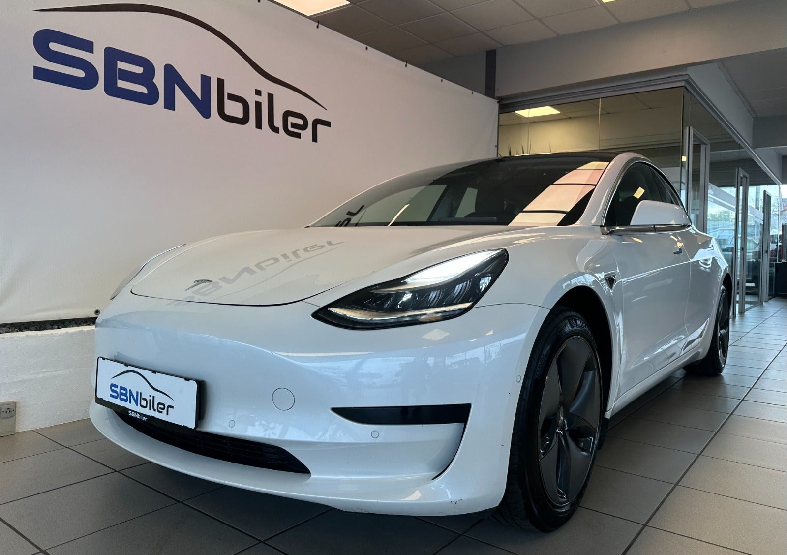 Hvid Tesla Model 3 fra 2020