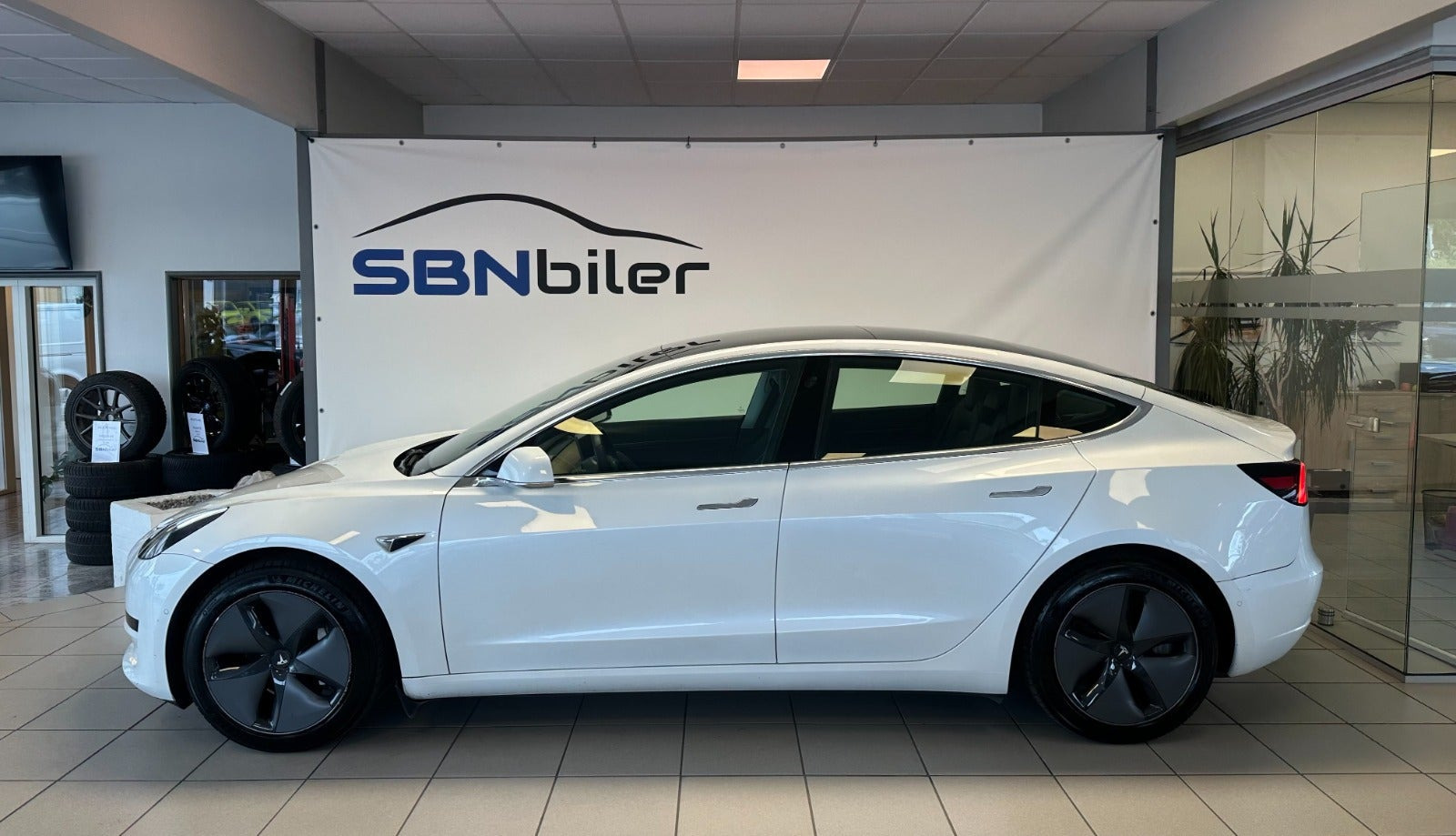 Hvid Tesla Model 3 fra 2020