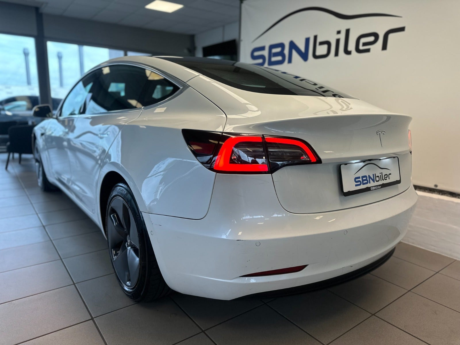 Hvid Tesla Model 3 fra 2020