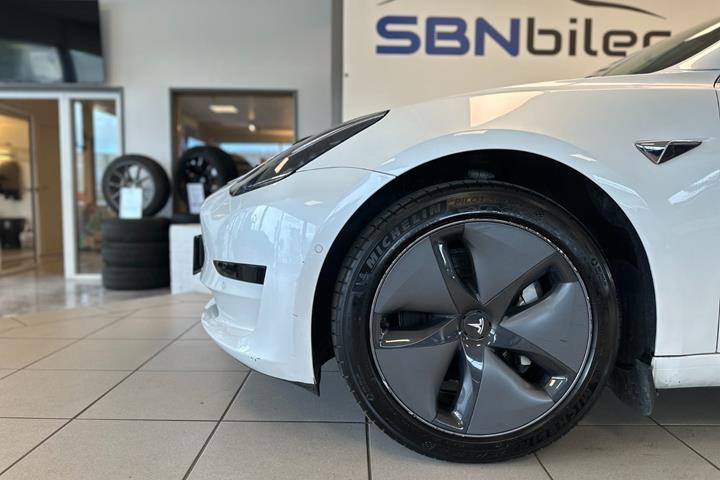 Hvid Tesla Model 3 fra 2020