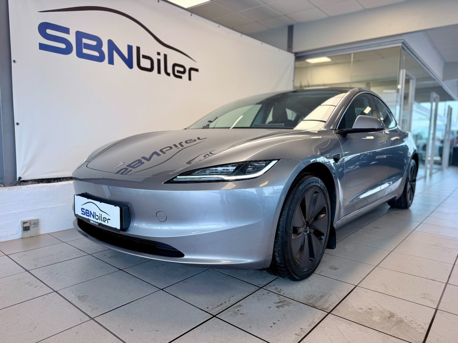 Sølv Tesla Model 3 fra 2025