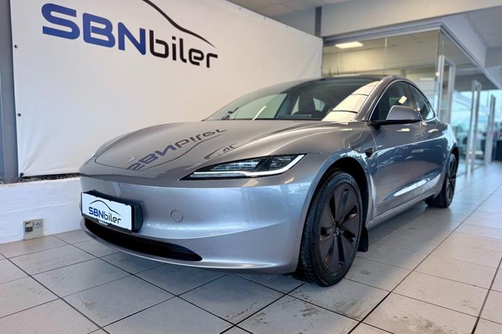 Sølv Tesla Model 3 fra 2025