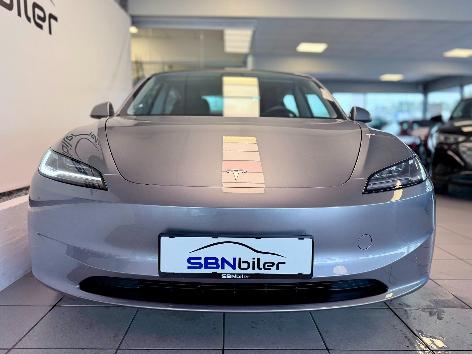 Sølv Tesla Model 3 fra 2025