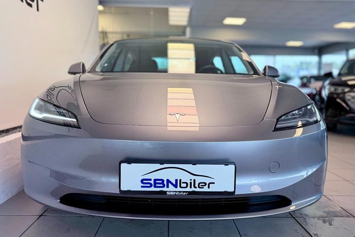 Sølv Tesla Model 3 fra 2025