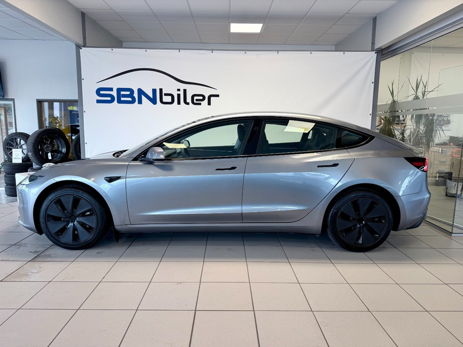 Sølv Tesla Model 3 fra 2025