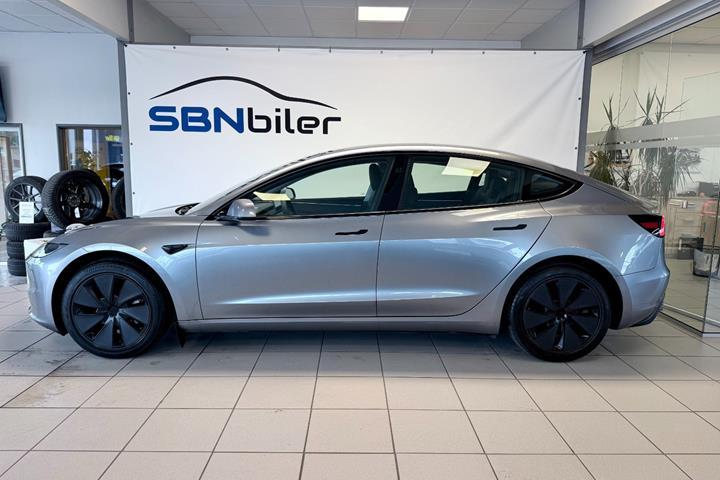 Sølv Tesla Model 3 fra 2025