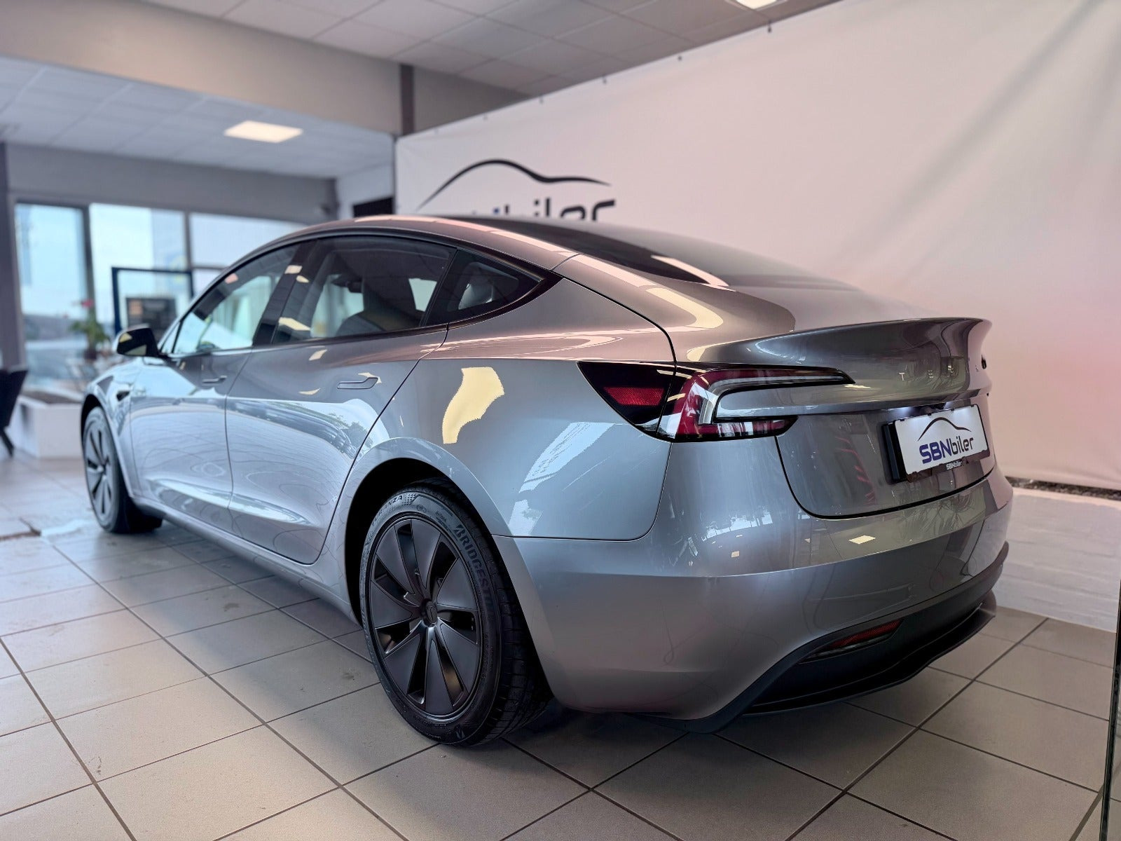 Sølv Tesla Model 3 fra 2025