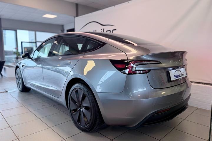 Sølv Tesla Model 3 fra 2025