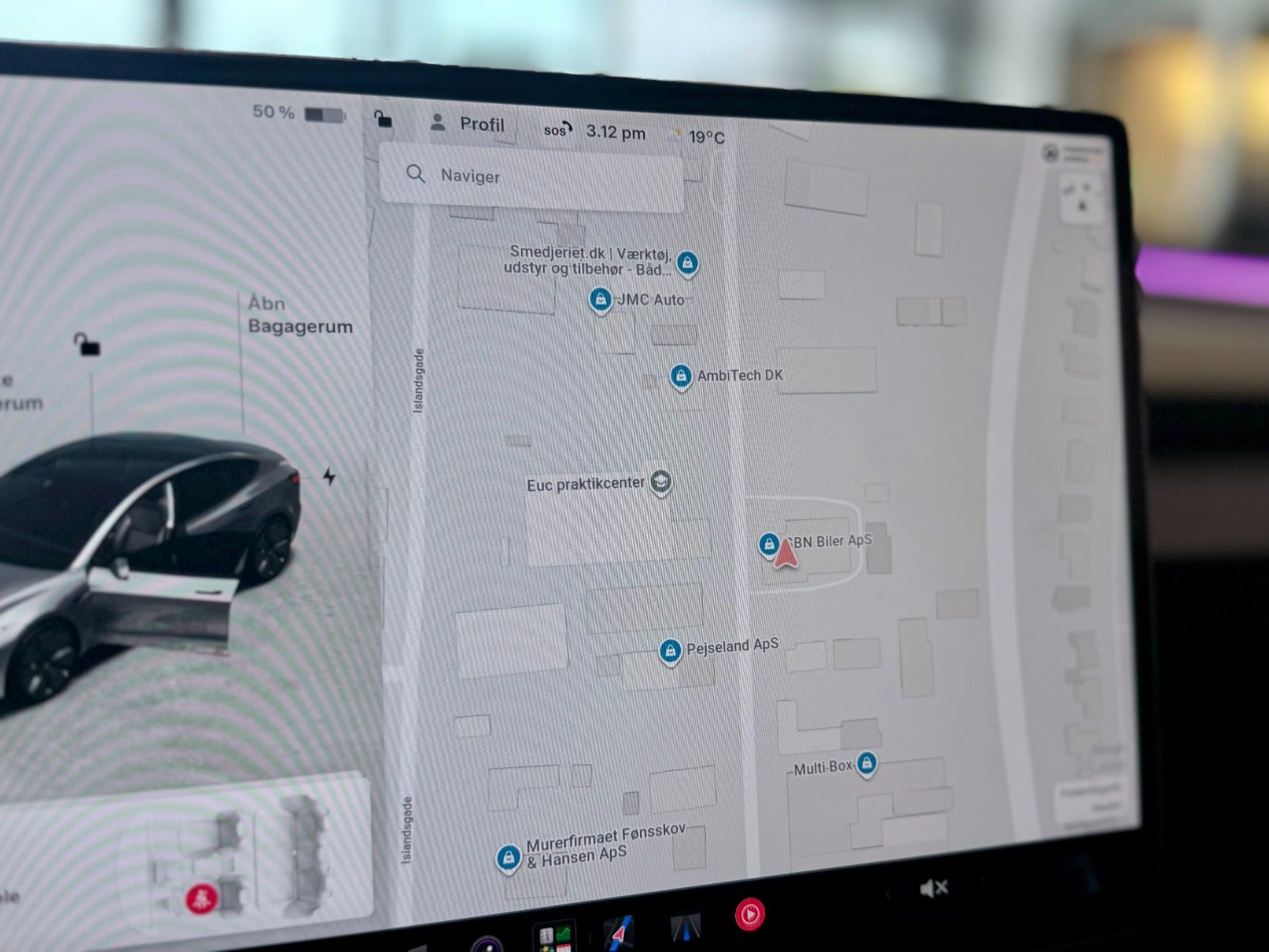 Sølv Tesla Model 3 fra 2025