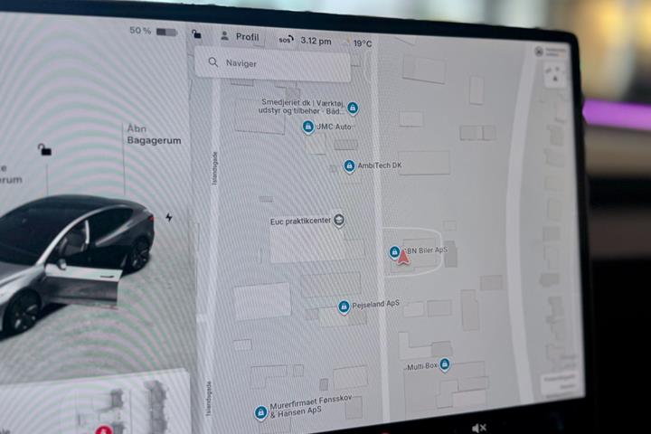 Sølv Tesla Model 3 fra 2025