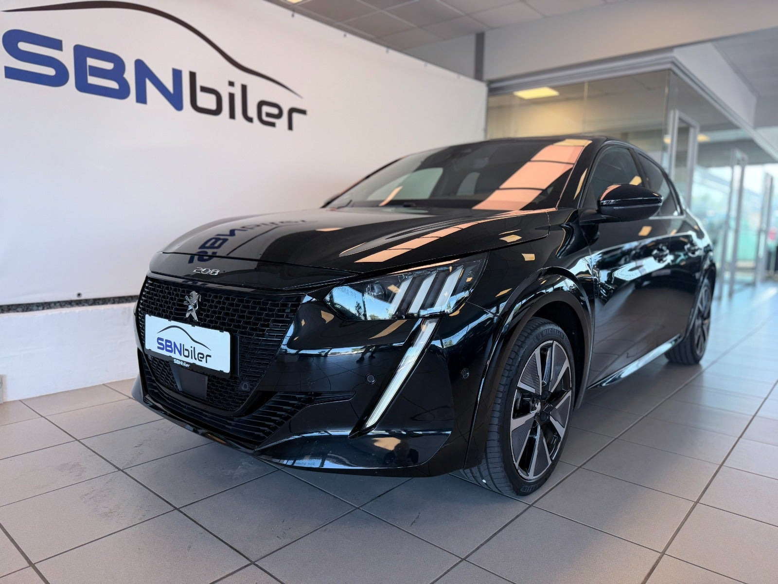 Sort Peugeot e-208 fra 2024