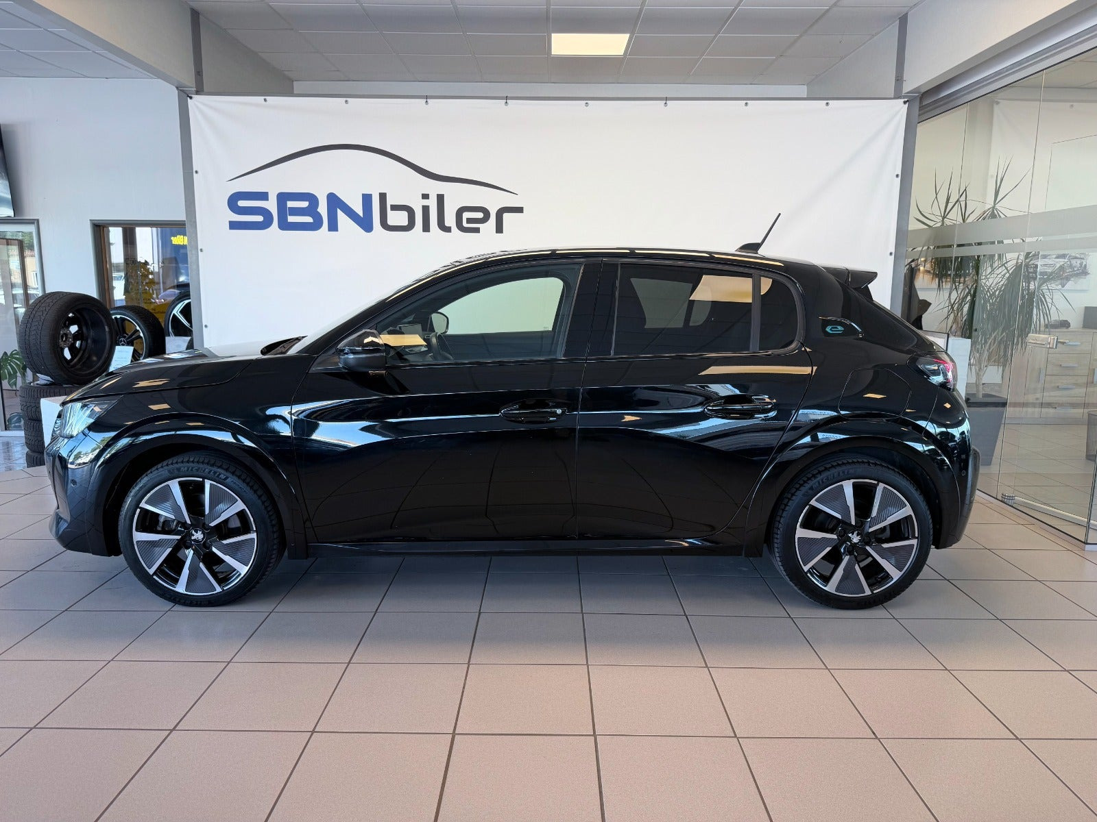 Sort Peugeot e-208 fra 2024