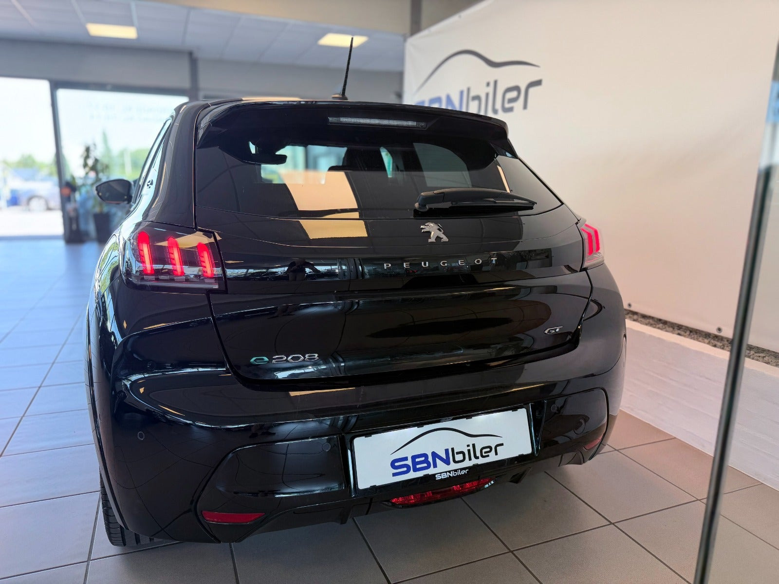 Sort Peugeot e-208 fra 2024