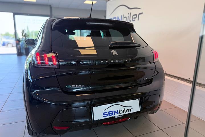 Sort Peugeot e-208 fra 2024