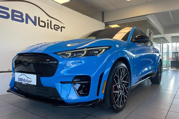 Blå Ford Mustang Mach-E fra 2023