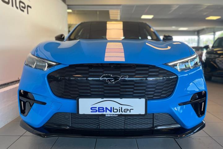 Blå Ford Mustang Mach-E fra 2023
