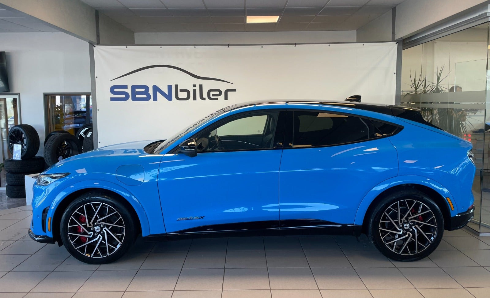 Blå Ford Mustang Mach-E fra 2023