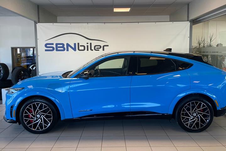 Blå Ford Mustang Mach-E fra 2023