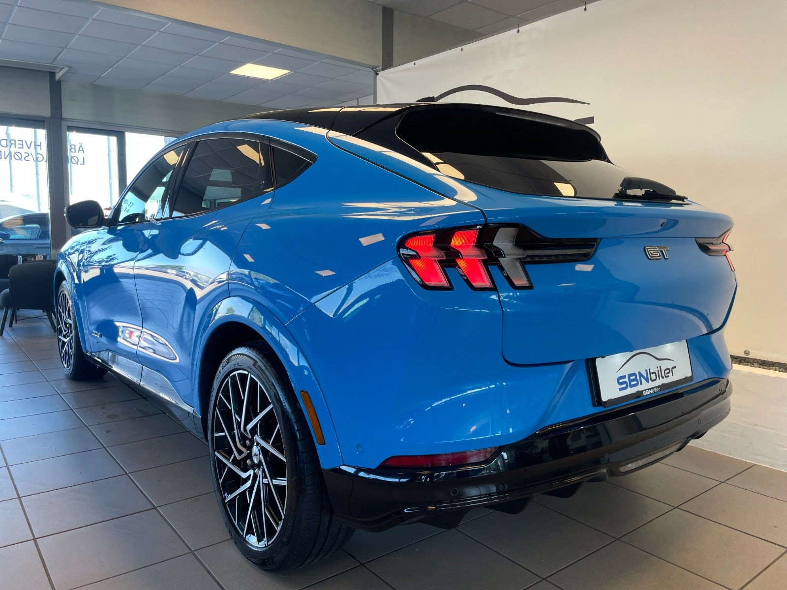 Blå Ford Mustang Mach-E fra 2023