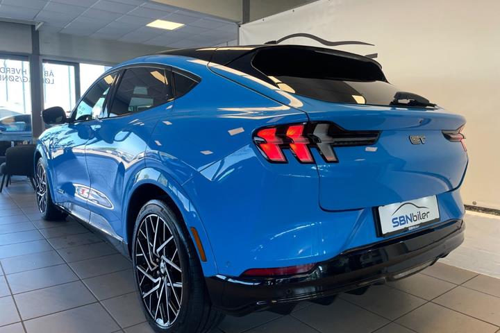 Blå Ford Mustang Mach-E fra 2023