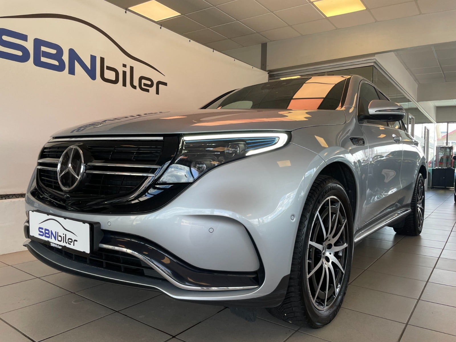Sølv Mercedes EQC400 fra 2021