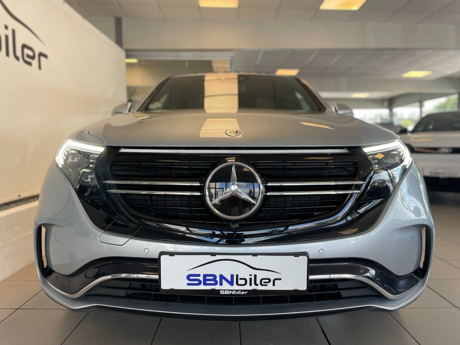 Sølv Mercedes EQC400 fra 2021