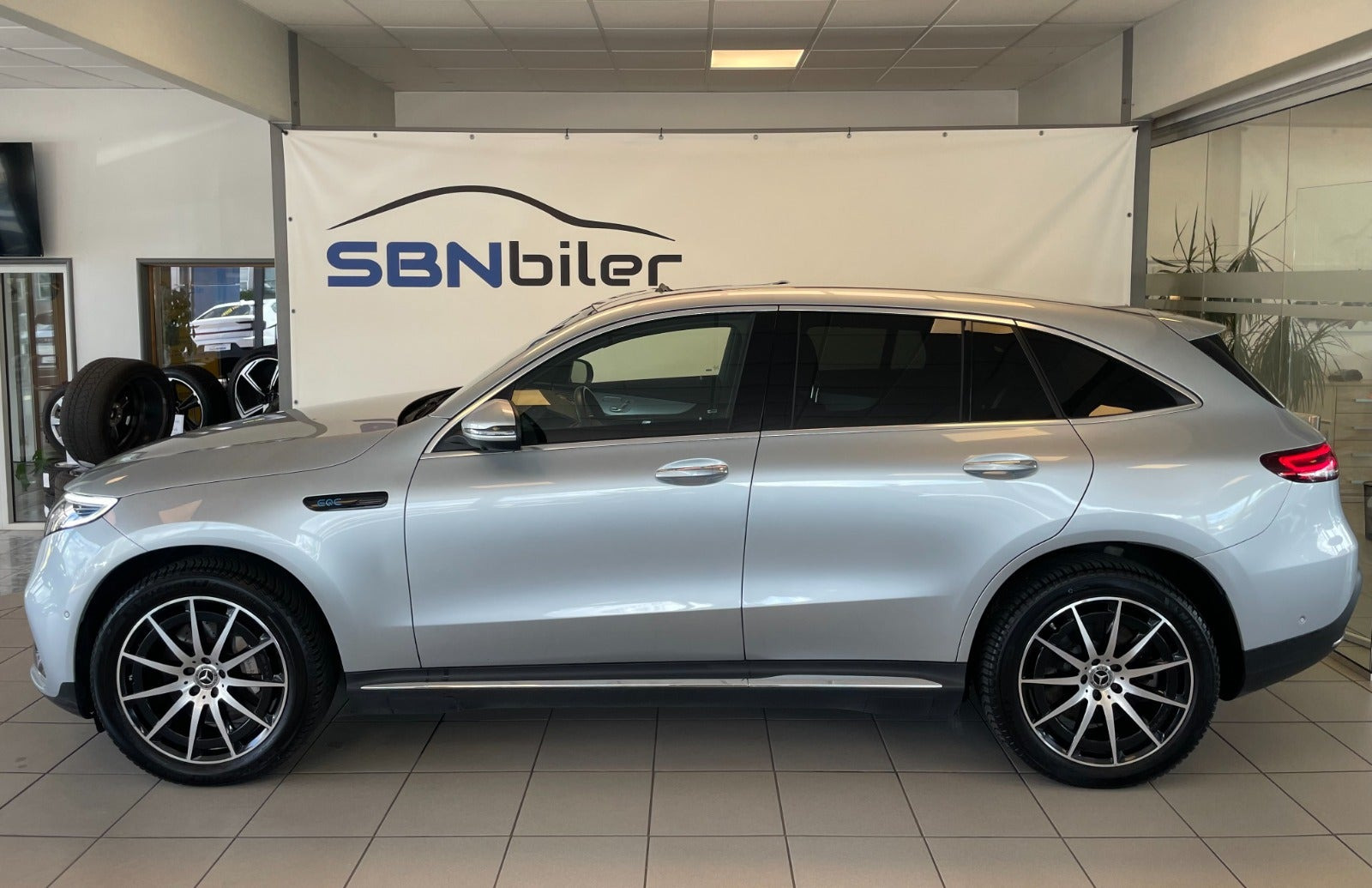 Sølv Mercedes EQC400 fra 2021