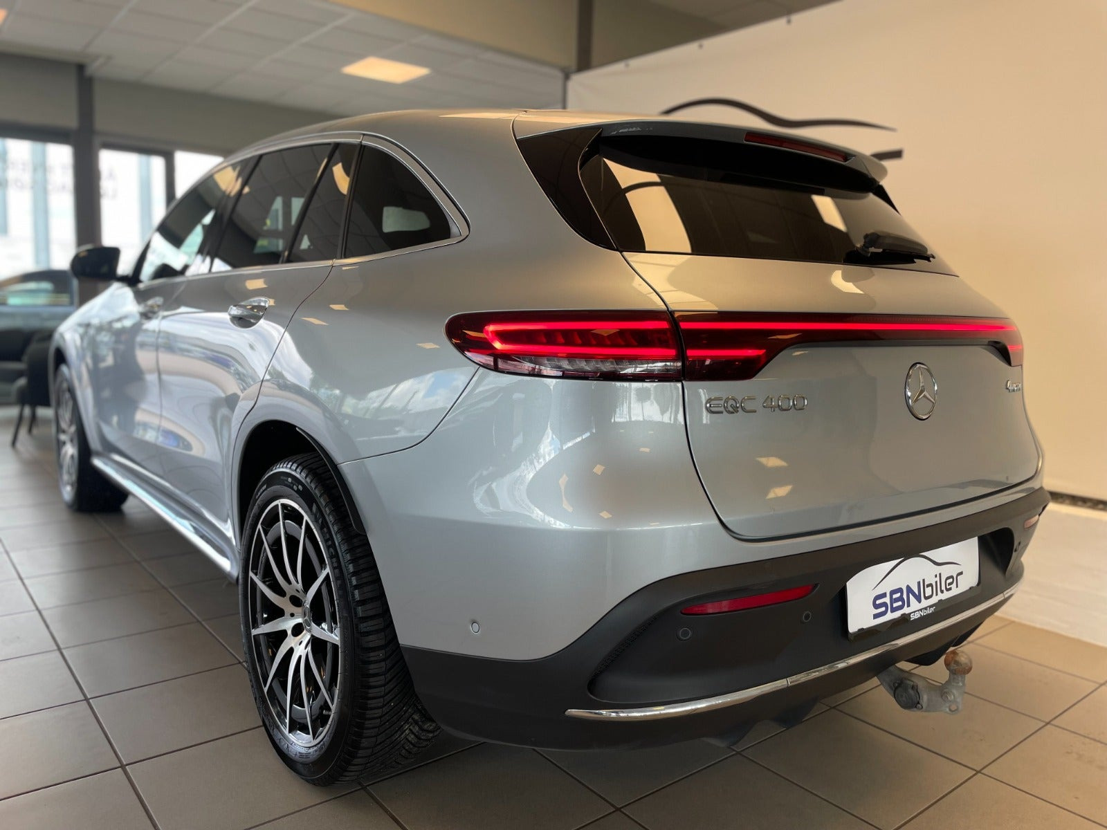 Sølv Mercedes EQC400 fra 2021