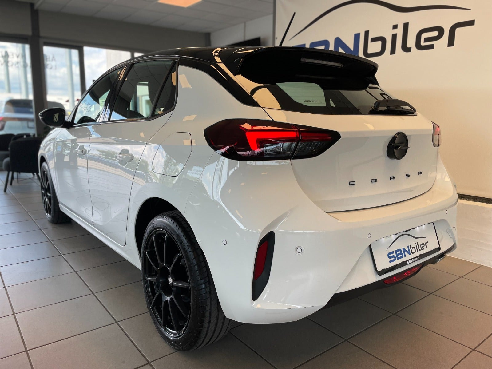 Hvid Opel Corsa fra 2024